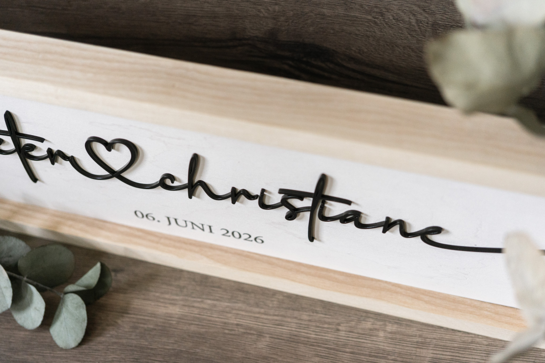 Brautpaar Holzschild mit 3D-Acryl-Schriftzug & Datum – personalisiertes Hochzeitsgeschenk aus Eschenholz